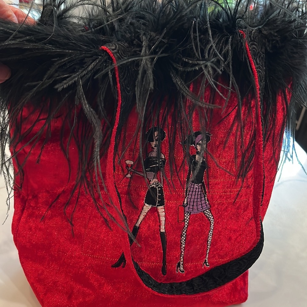 Red Novelty Shoulder Handbag. 2 Very Chic Ladies on front with feathers - Picture 9 of 10